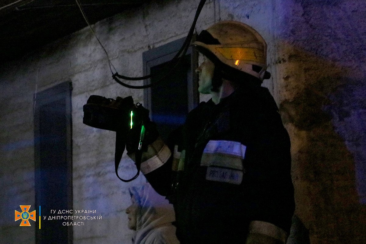 Прибыв на место, спасатели застали охваченную огнем крышу частного дома Прибыв на место, спасатели застали охваченную огнем крышу частного дома