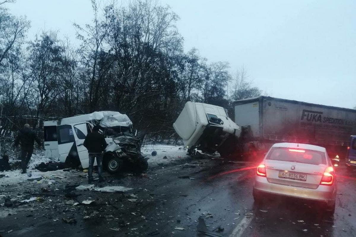 В ДТП погибли 11 человек, пострадали - еще 8