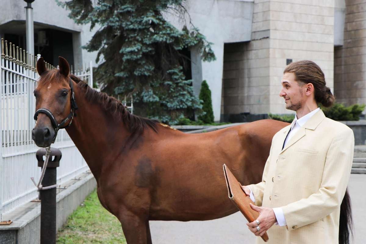 Коновязь возле горсовета Коновязь возле горсовета