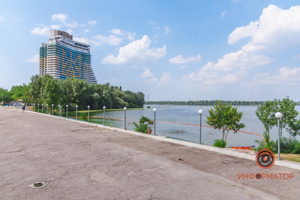 Пляж между «Поплавком» и недостроенной гостиницей «Парус» Пляж между «Поплавком» и недостроенной гостиницей «Парус»