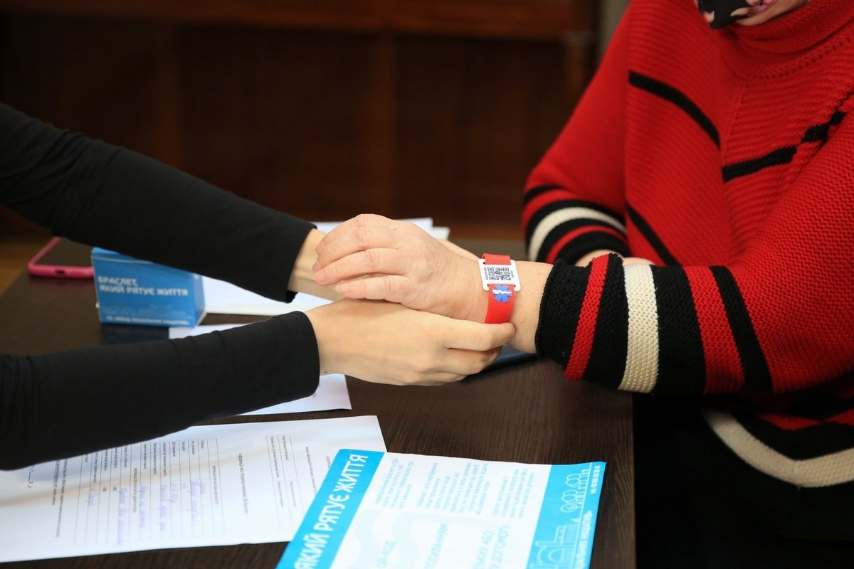 В Днепре тяжелобольные люди будут носить SOS-браслеты В Днепре тяжелобольные люди будут носить SOS-браслеты