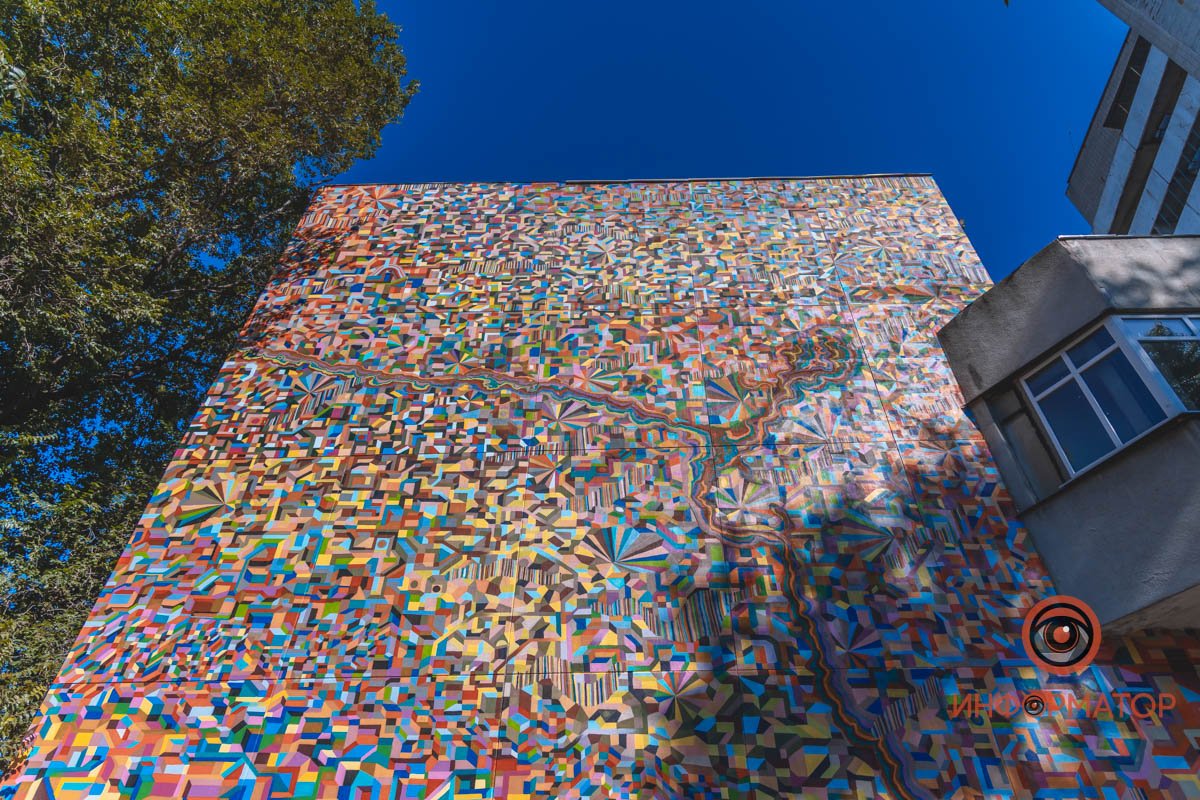 Мурал на Строительной академии Мурал на Строительной академии