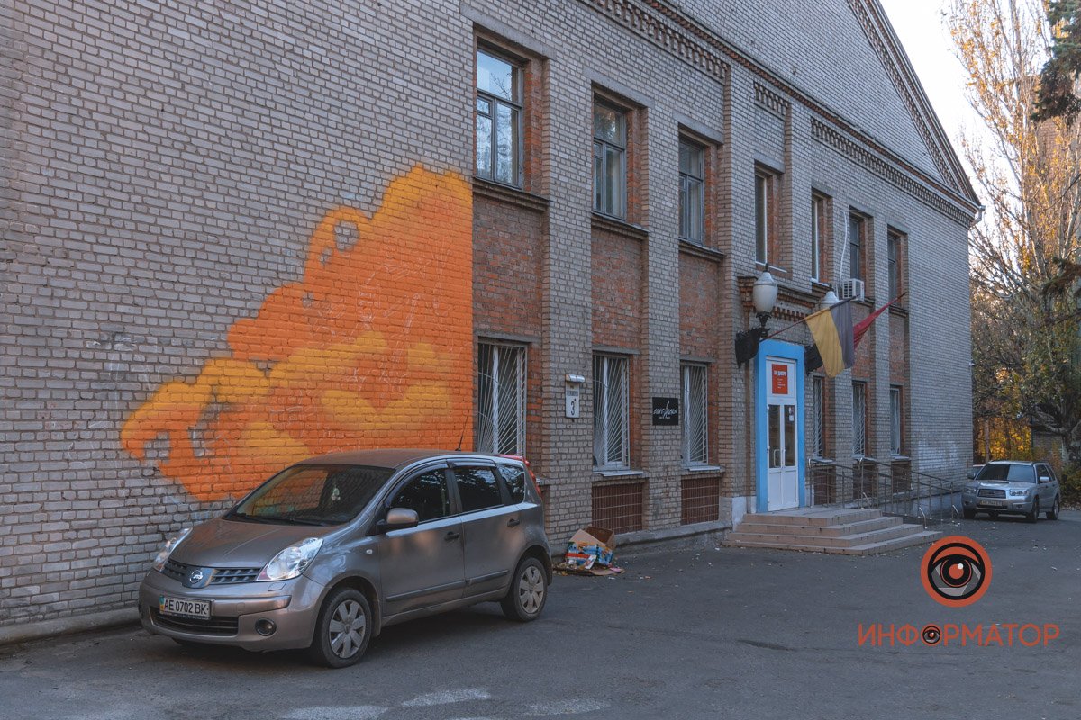 Мурал на здании телетеатра не успел появиться, как уже исчез Мурал на здании телетеатра не успел появиться, как уже исчез