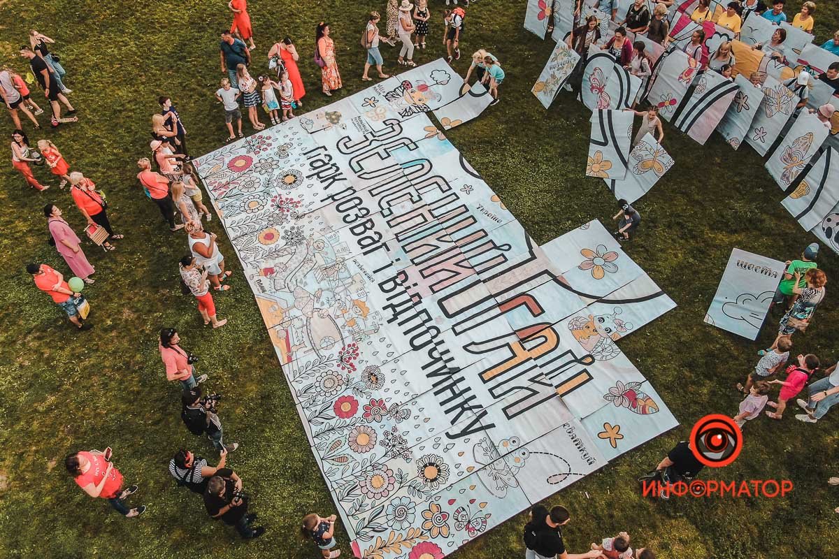 Над рисунком около сотни детей трудились 5 часов Над рисунком около сотни детей трудились 5 часов