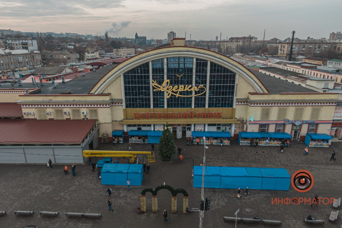 В Днепре возле "Озерки" поставили елку 3