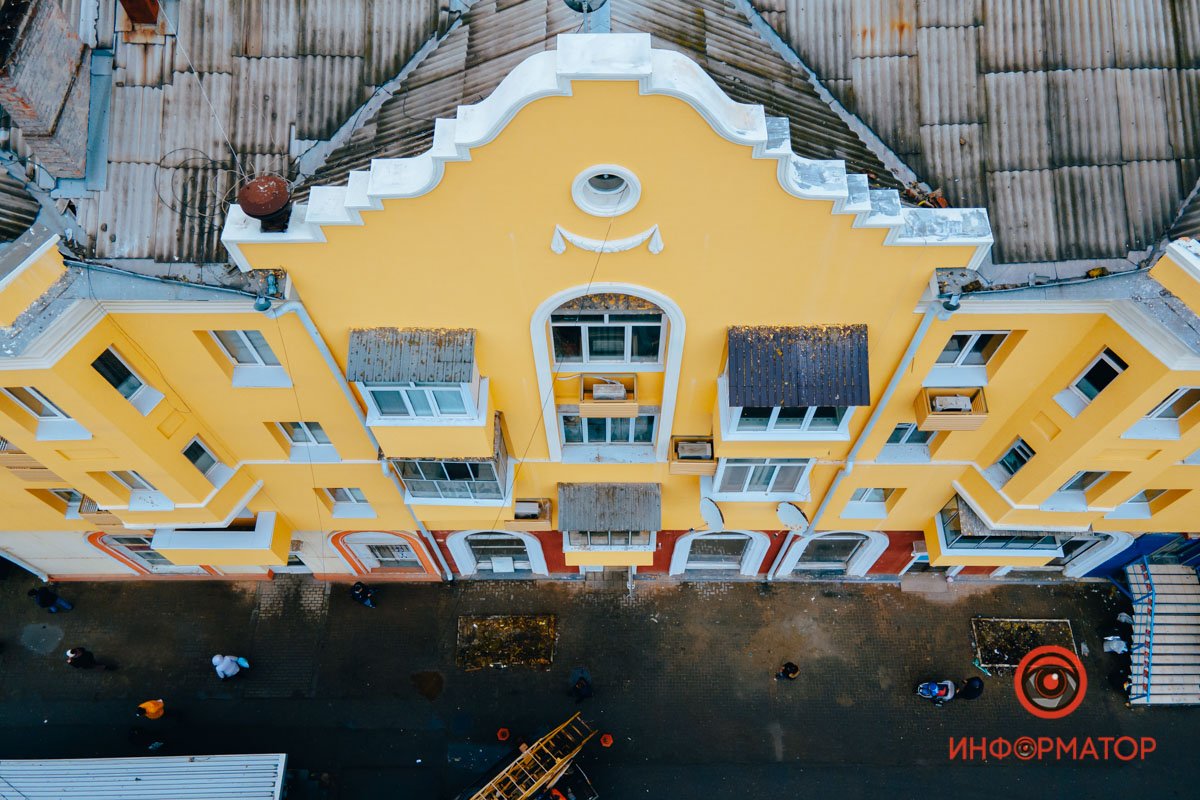 Здание выглядит очень величественно 