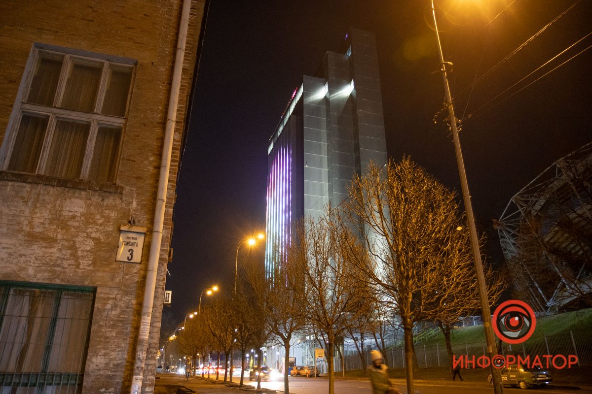 У подножья "Днепр Арена" У подножья "Днепр Арена"