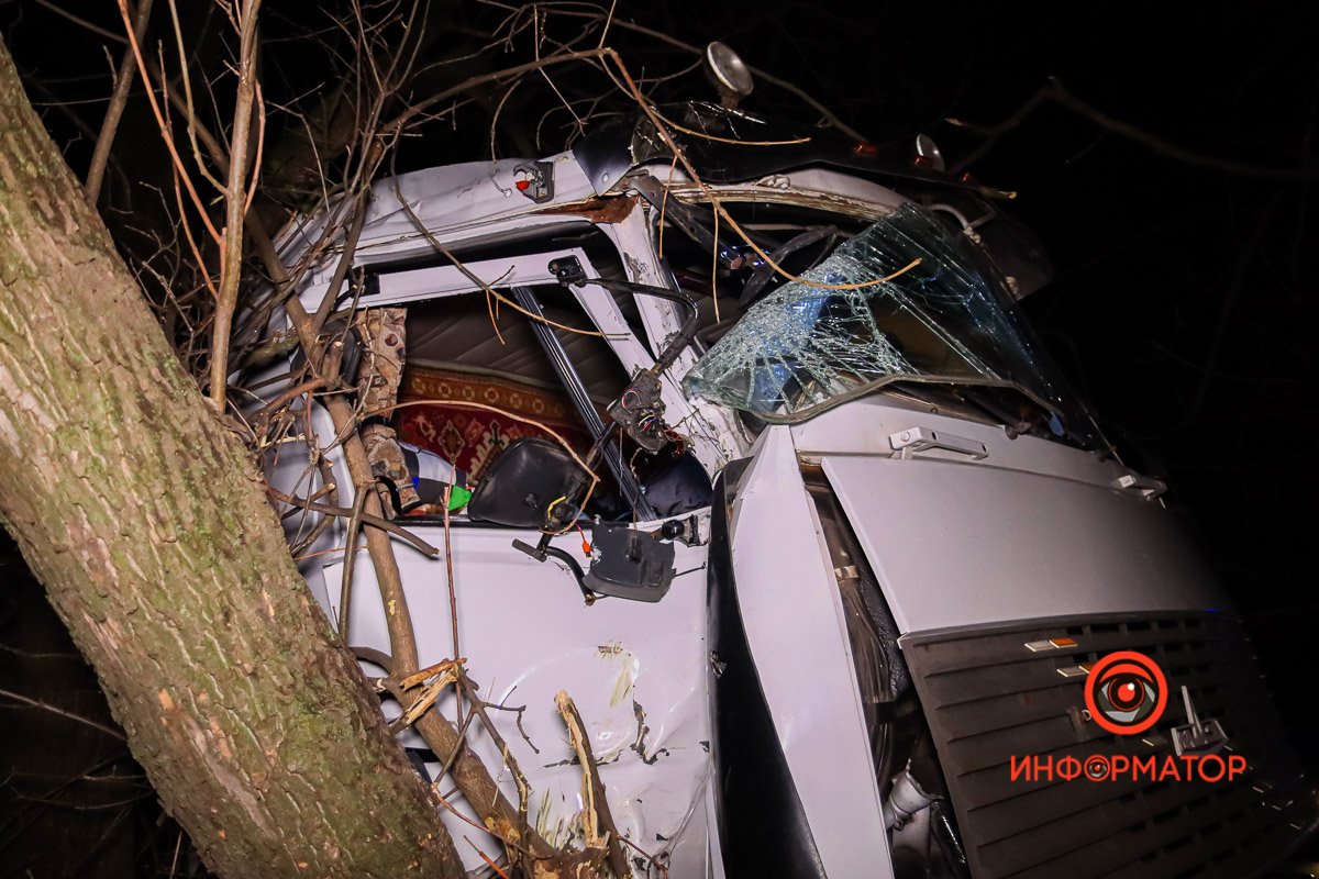 По предварительной информации, водитель фуры пытался избежать столкновения с машиной, которая ехала ему навстречу