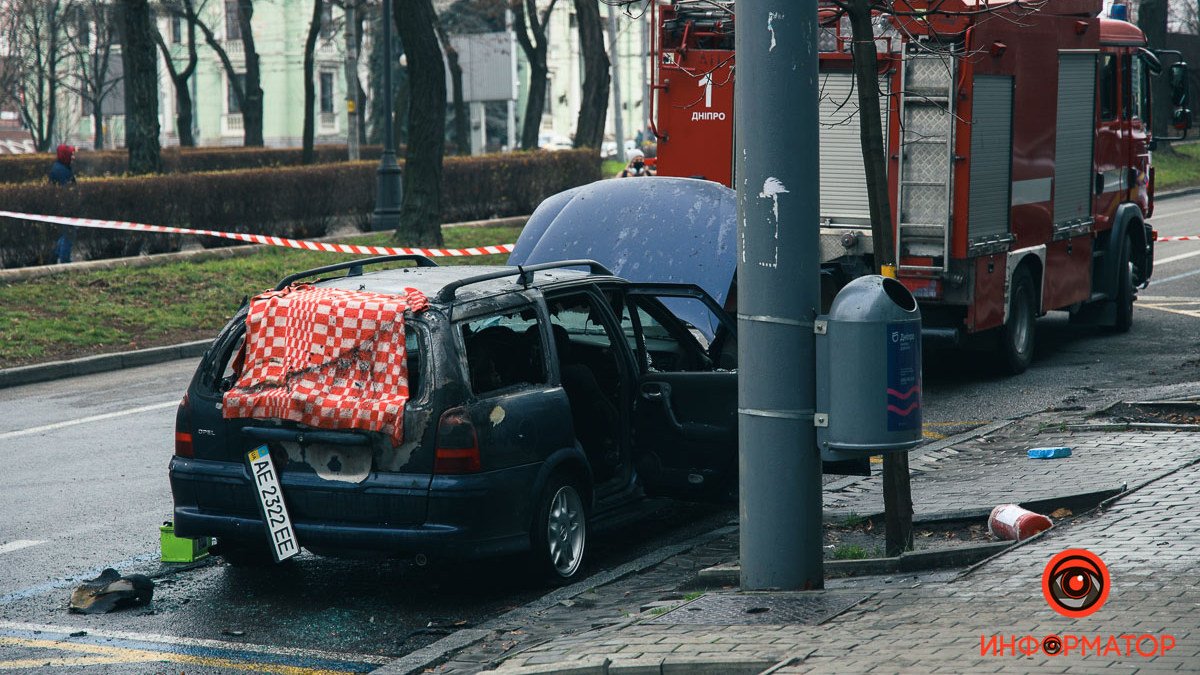 В Днепре на проспекте Яворницкого горел Opel: проезд перекрыт
