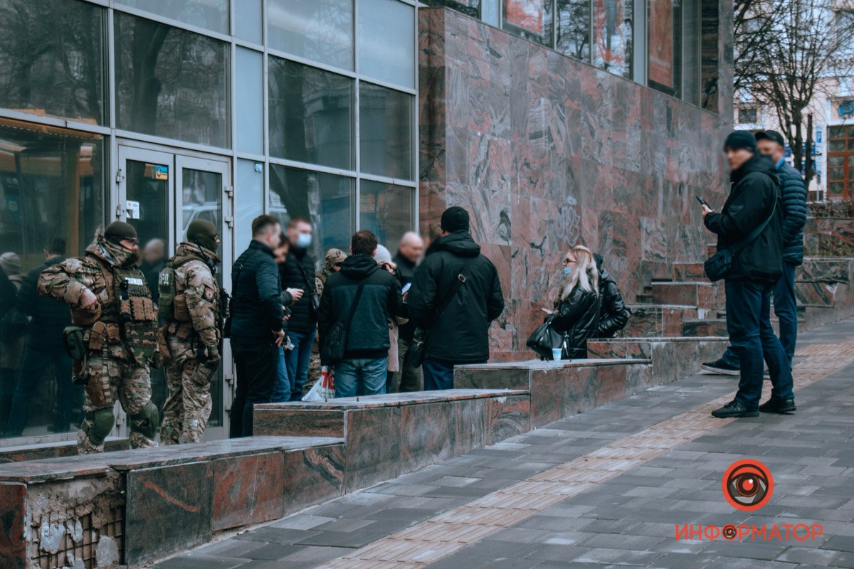 На месте работают полицейские, следователи и КОРД На месте работают полицейские, следователи и КОРД