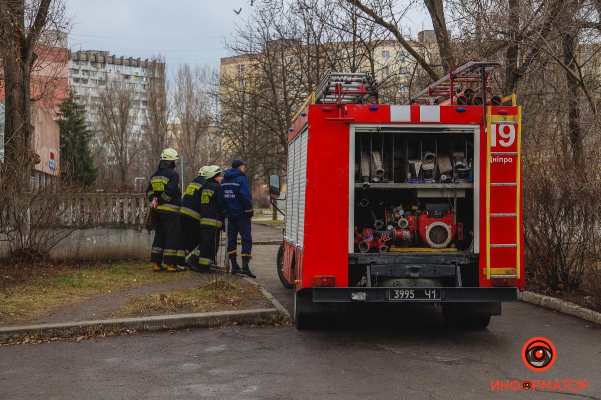 На месте дежурят спасатели 
