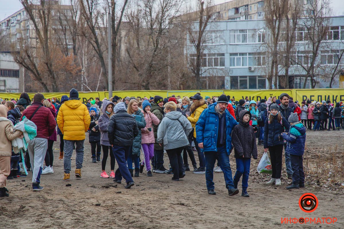 Занятия в школах отменили на день и за детьми пришли родители 
