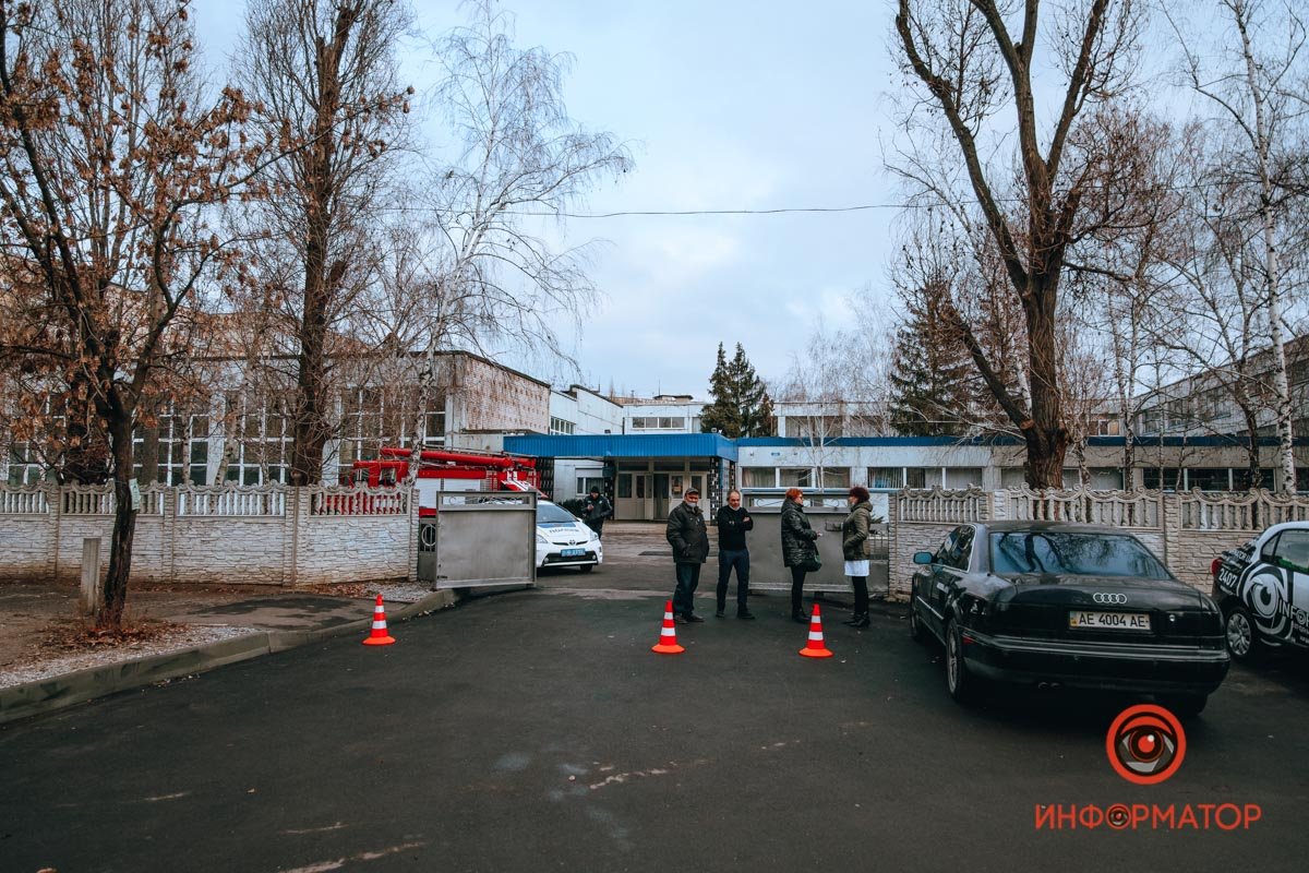 На территорию никого не пускают 