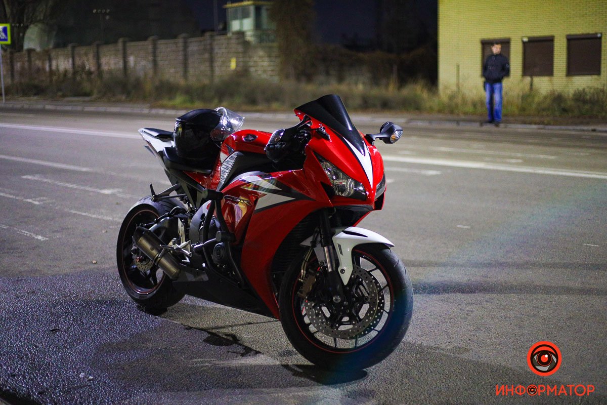 Девочку забрала скорая в больницу на Космической Девочку забрала скорая в больницу на Космической