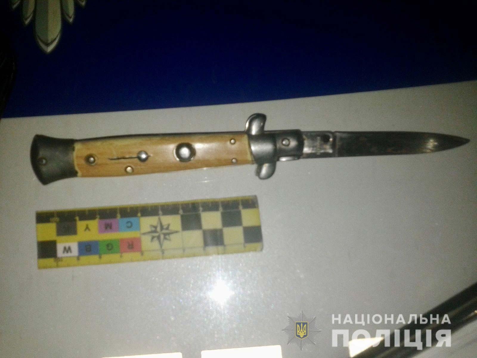 В ходе обыска подозреваемого полицейские обнаружили нож