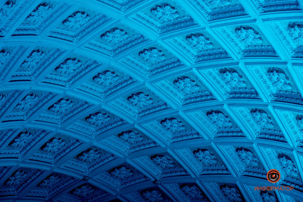 Пока ждете поезд, можно посчитать ячейки на потолке Пока ждете поезд, можно посчитать ячейки на потолке