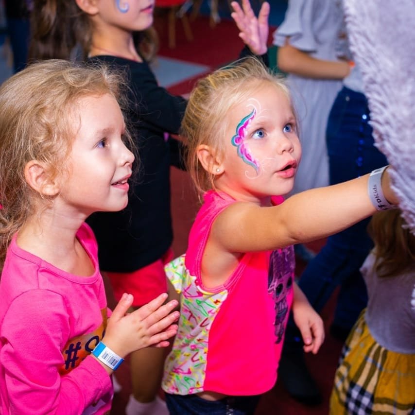 Dkids приглашает малышей от 2 до 5 лет на елочку в гости к Деду Морозу и Снегурочке 1