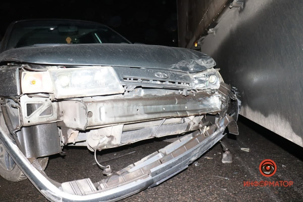 Столкнулись легковушка Lada, фура DAF и трамвай №15