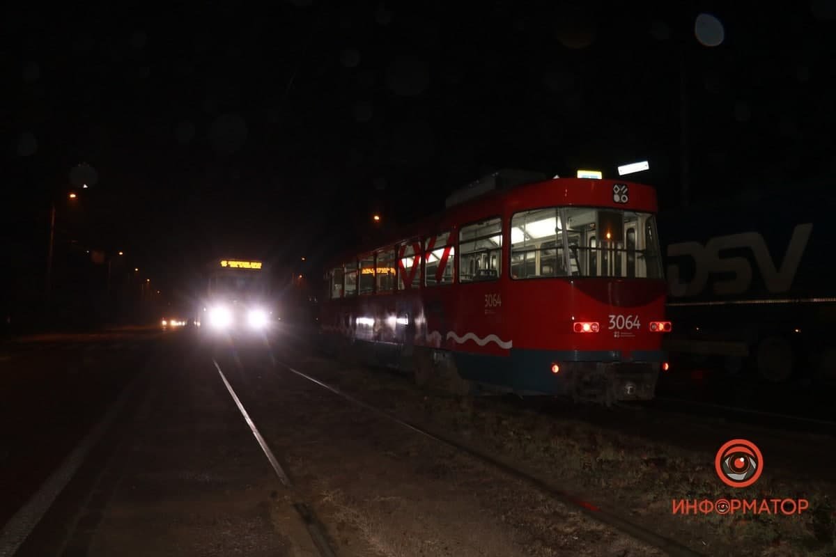 Движение трамваев №15 парализовано в обе стороны