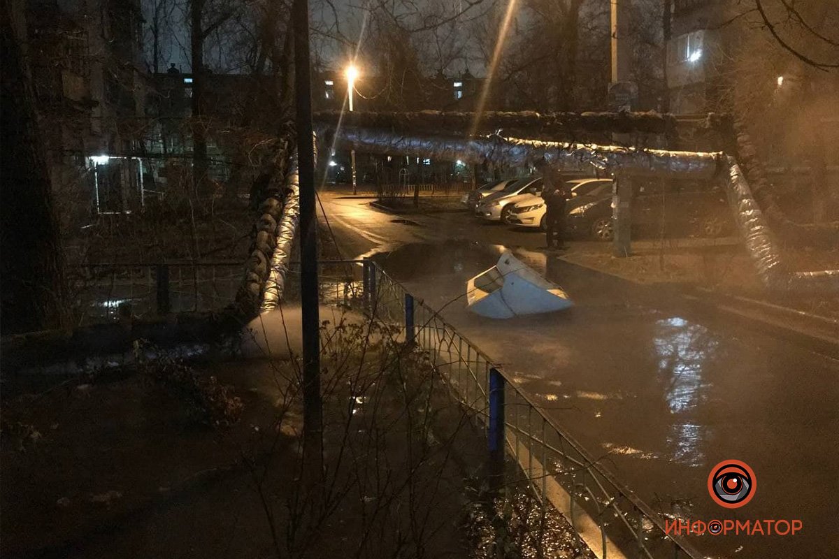 На Гули Королевой водитель грузового автомобиля MAN снес теплотрассу На Гули Королевой водитель грузового автомобиля MAN снес теплотрассу