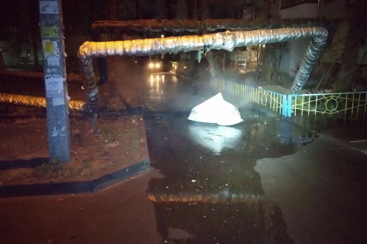 Также грузовик врезался в дом и киоск, остановили грузовик уже на Слобожанском проспекте Также грузовик врезался в дом и киоск, остановили грузовик уже на Слобожанском проспекте