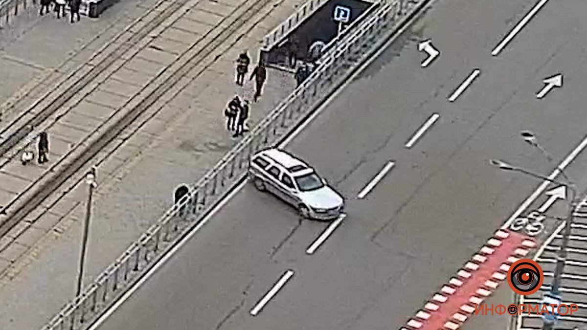 В Днепре возле автовокзала авто без водителя выкатилось на проезжую часть: видео момента