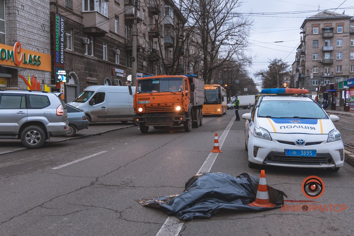 Женщина переходила дорогу в неположенном месте и попала под колёса Женщина переходила дорогу в неположенном месте и попала под колёса