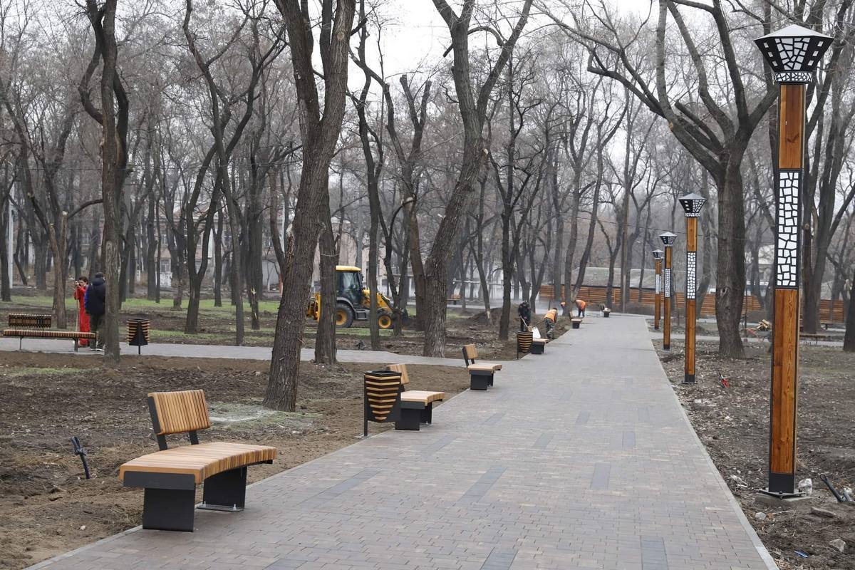 Лавки и урны уже установили Лавки и урны уже установили