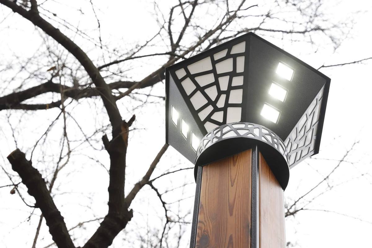 Территорию будут освещать около сотни фонарей Территорию будут освещать около сотни фонарей