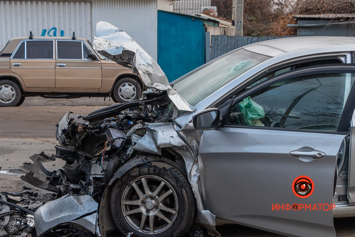 Женщину, которая находилась в Hyundai, спасатели доставали из салона