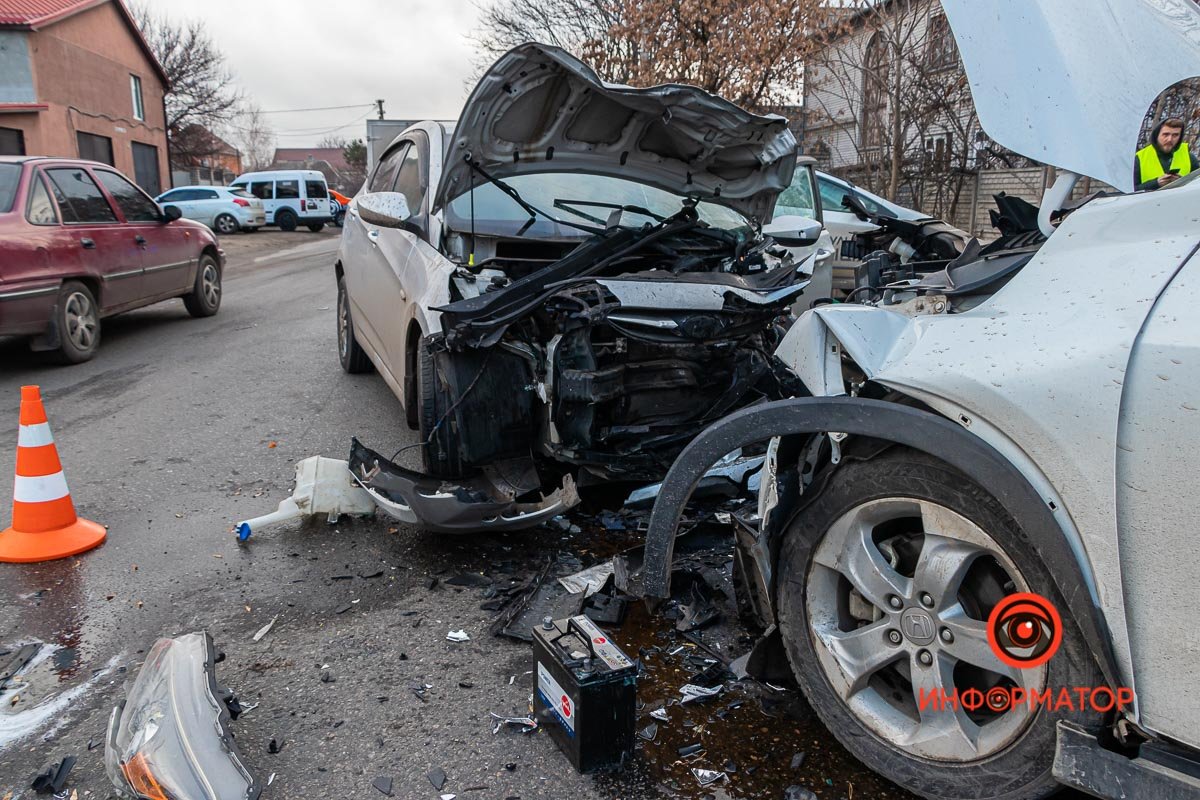 Обломки от машин на этом участке дороги