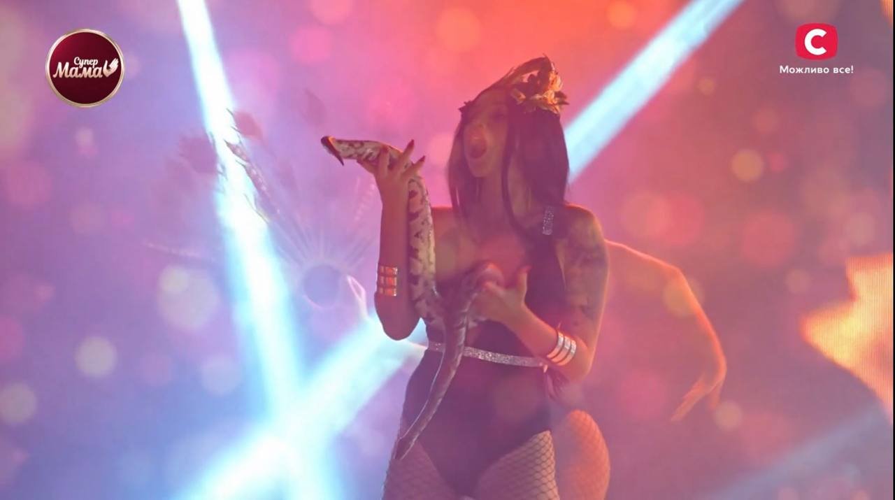 Материлась при ребенке и грубила участницам: эксцентричная певица из Днепра снялась в проекте "Супермама" 2