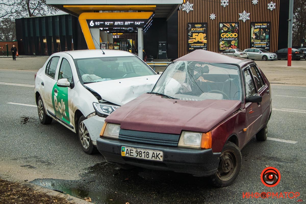 Славуту занесло, она вылетела на встречку и столкнулась с Renault Славуту занесло, она вылетела на встречку и столкнулась с Renault