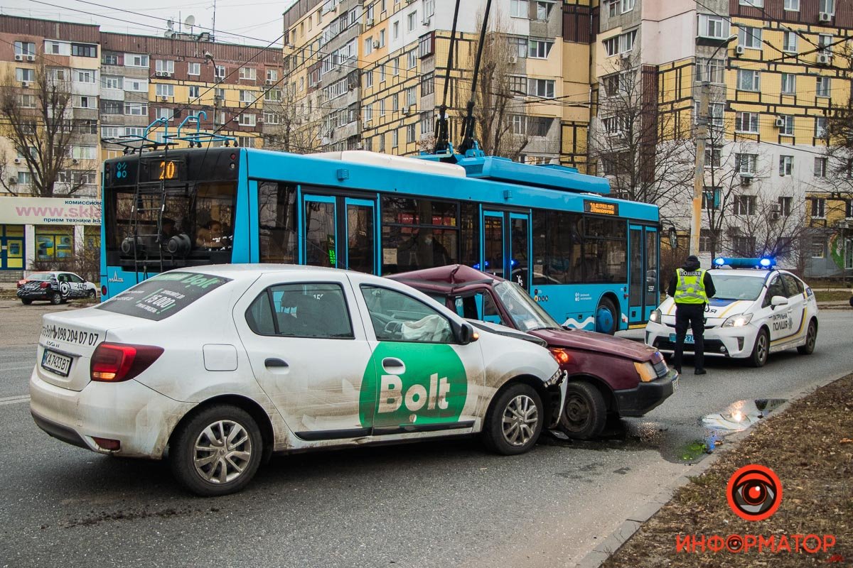 Славута двигалась в сторону Правды, а Renault - в сторону Калиновой Славута двигалась в сторону Правды, а Renault - в сторону Калиновой