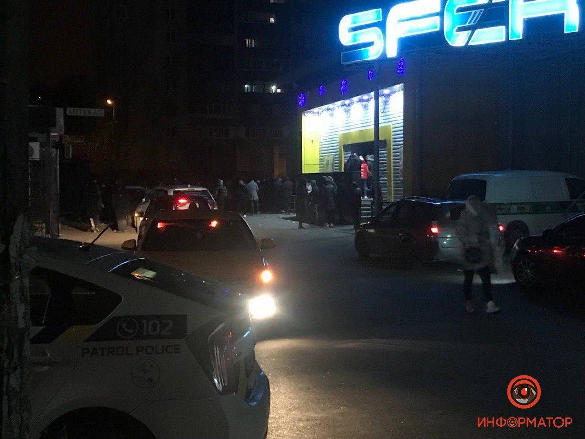 В Днепре возле ночного клуба Sfera иностранец избил 17-летнего парня В Днепре возле ночного клуба Sfera иностранец избил 17-летнего парня