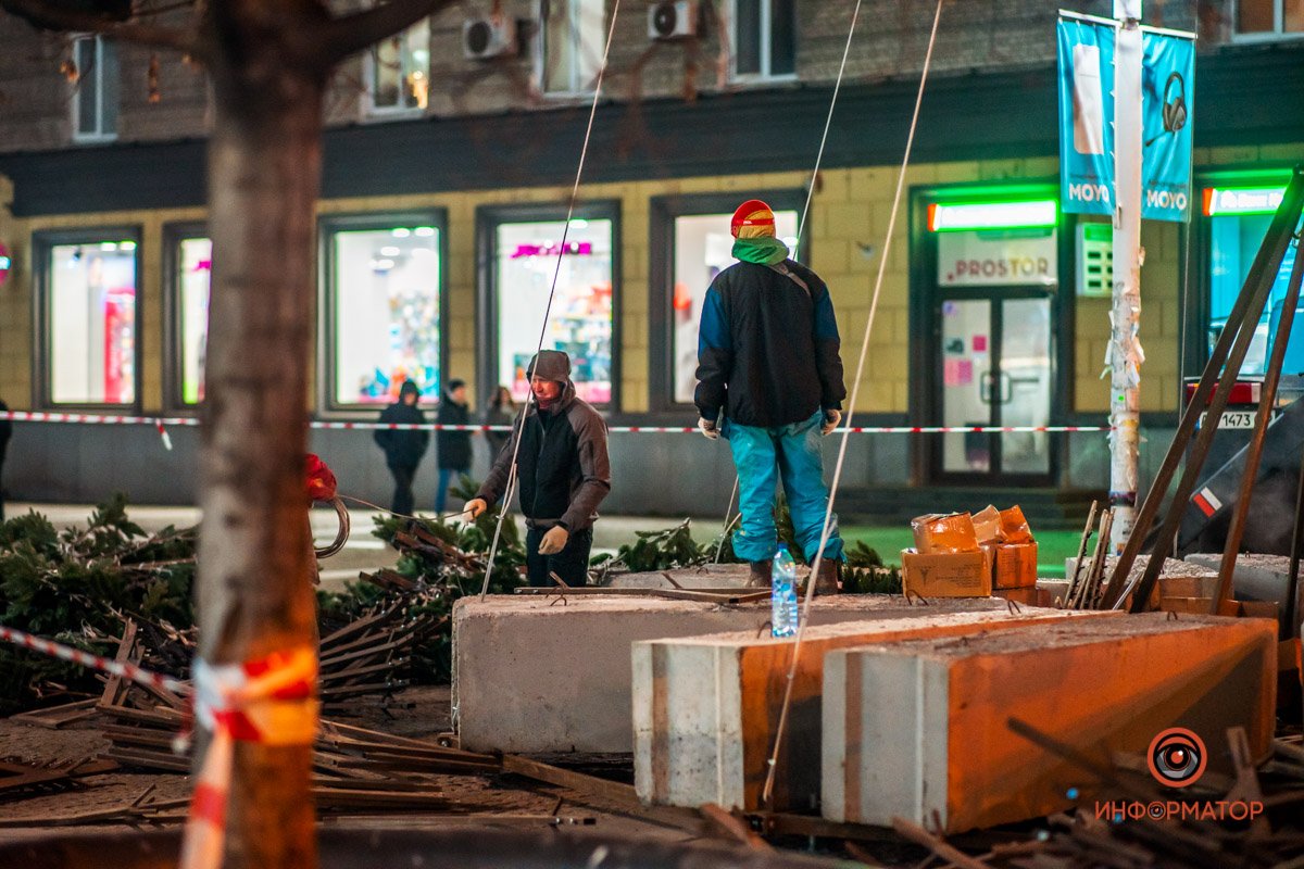 В центре Днепра устанавливают новогоднюю елочку В центре Днепра устанавливают новогоднюю елочку