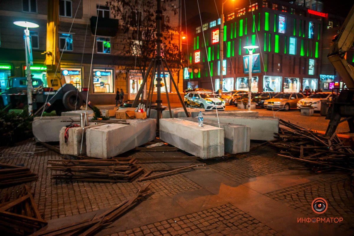 У основания стоят блоки У основания стоят блоки