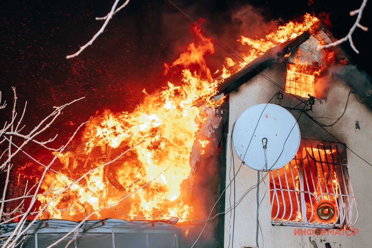 Возникла угроза того, что пламя перекинется на соседний дом