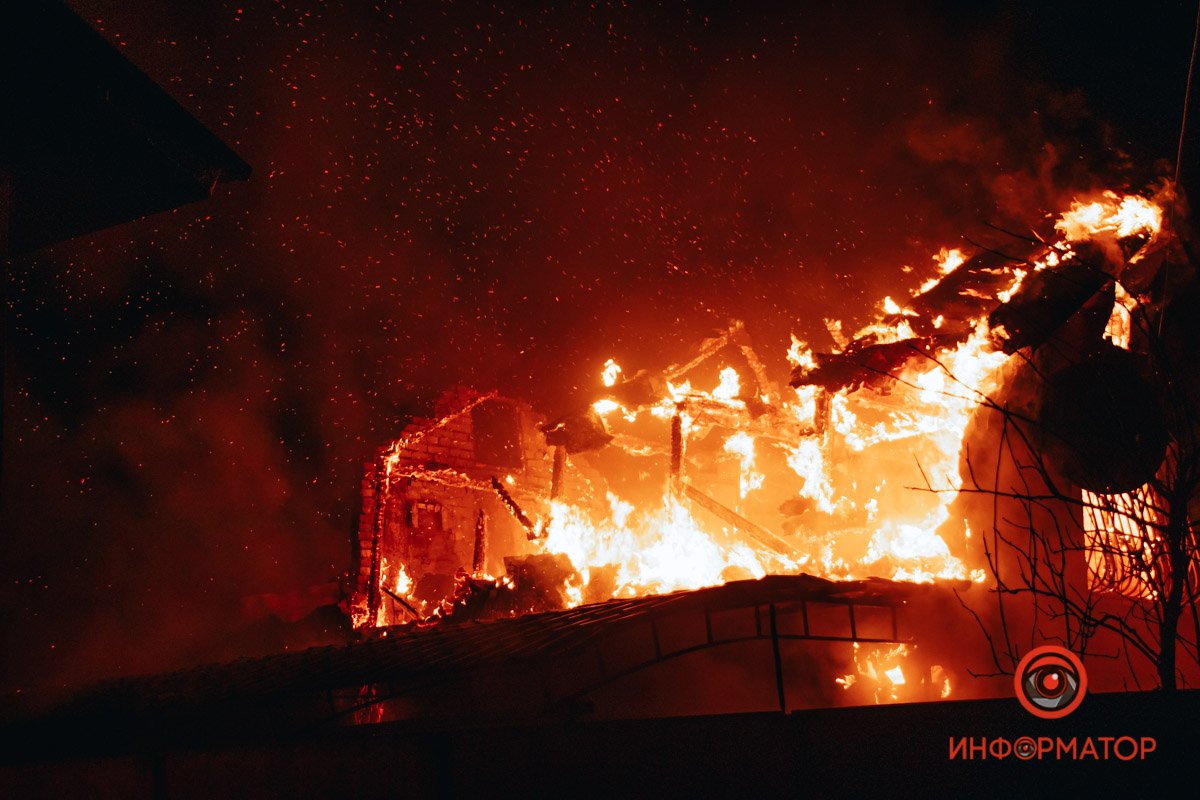 Пламя охватило всю площадь дома