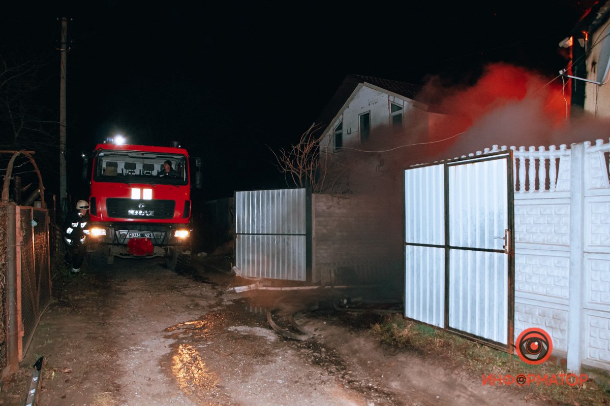 Горит дом на улице Ореховой, 207