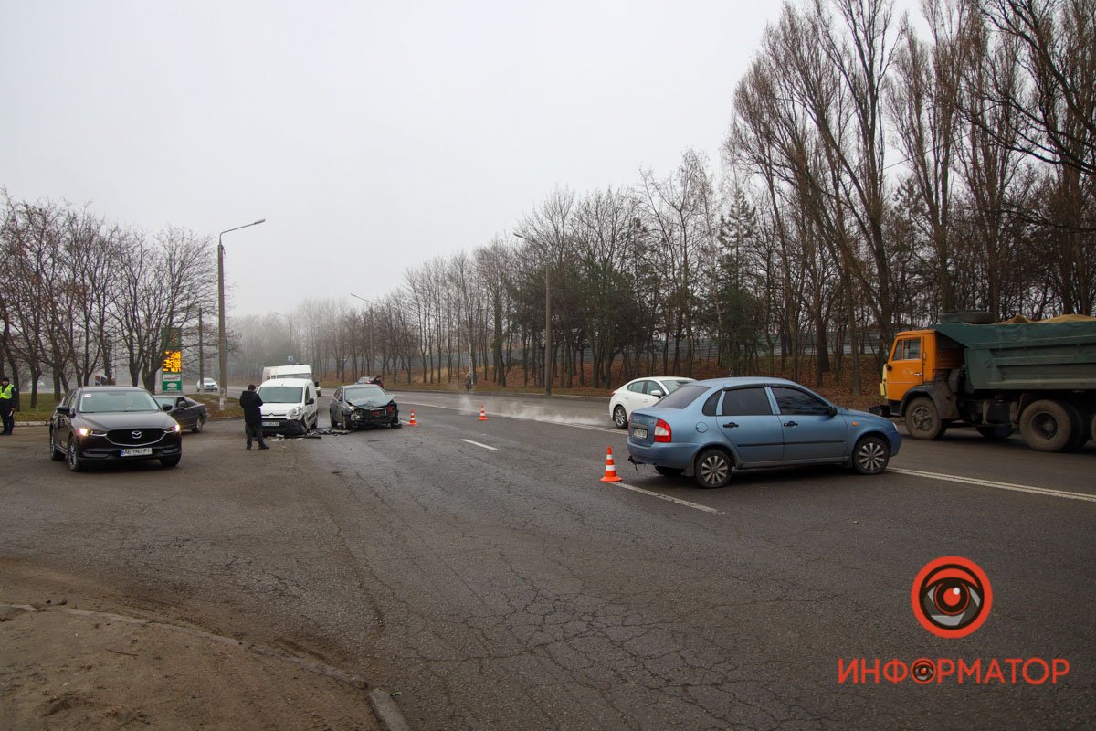 Тройное ДТП в Днепре на Космической: пострадал 15-летний парень 1