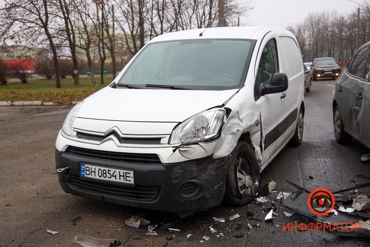 Тройное ДТП в Днепре на Космической: пострадал 15-летний парень 3