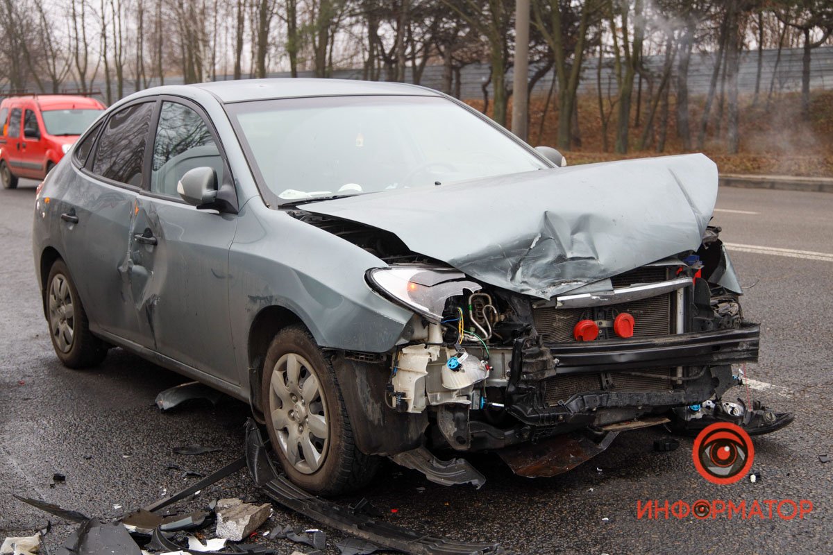 Тройное ДТП в Днепре на Космической: пострадал 15-летний парень 4