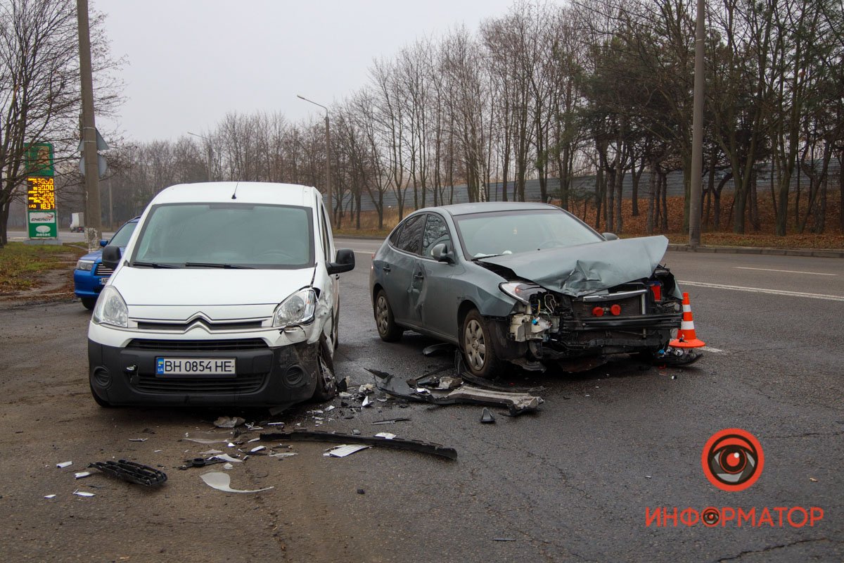 Тройное ДТП в Днепре на Космической: пострадал 15-летний парень 5