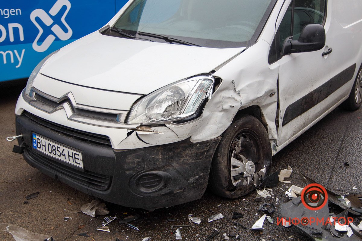 Тройное ДТП в Днепре на Космической: пострадал 15-летний парень 7