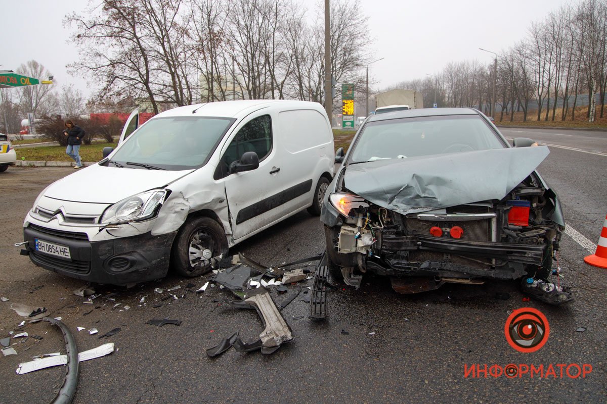 Тройное ДТП в Днепре на Космической: пострадал 15-летний парень 8