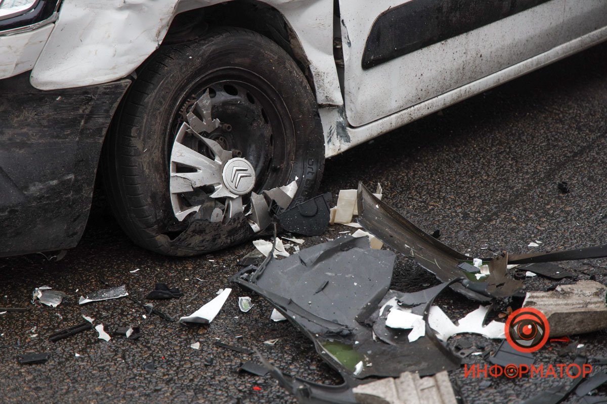 Тройное ДТП в Днепре на Космической: пострадал 15-летний парень 9