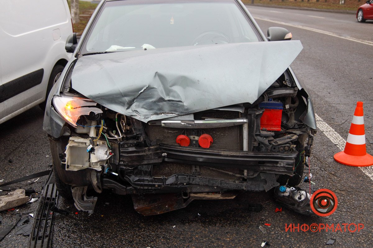 Тройное ДТП в Днепре на Космической: пострадал 15-летний парень 10