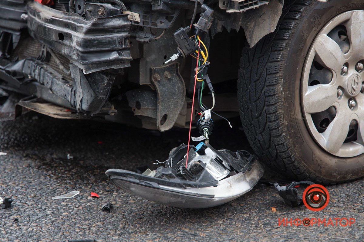 Тройное ДТП в Днепре на Космической: пострадал 15-летний парень 12