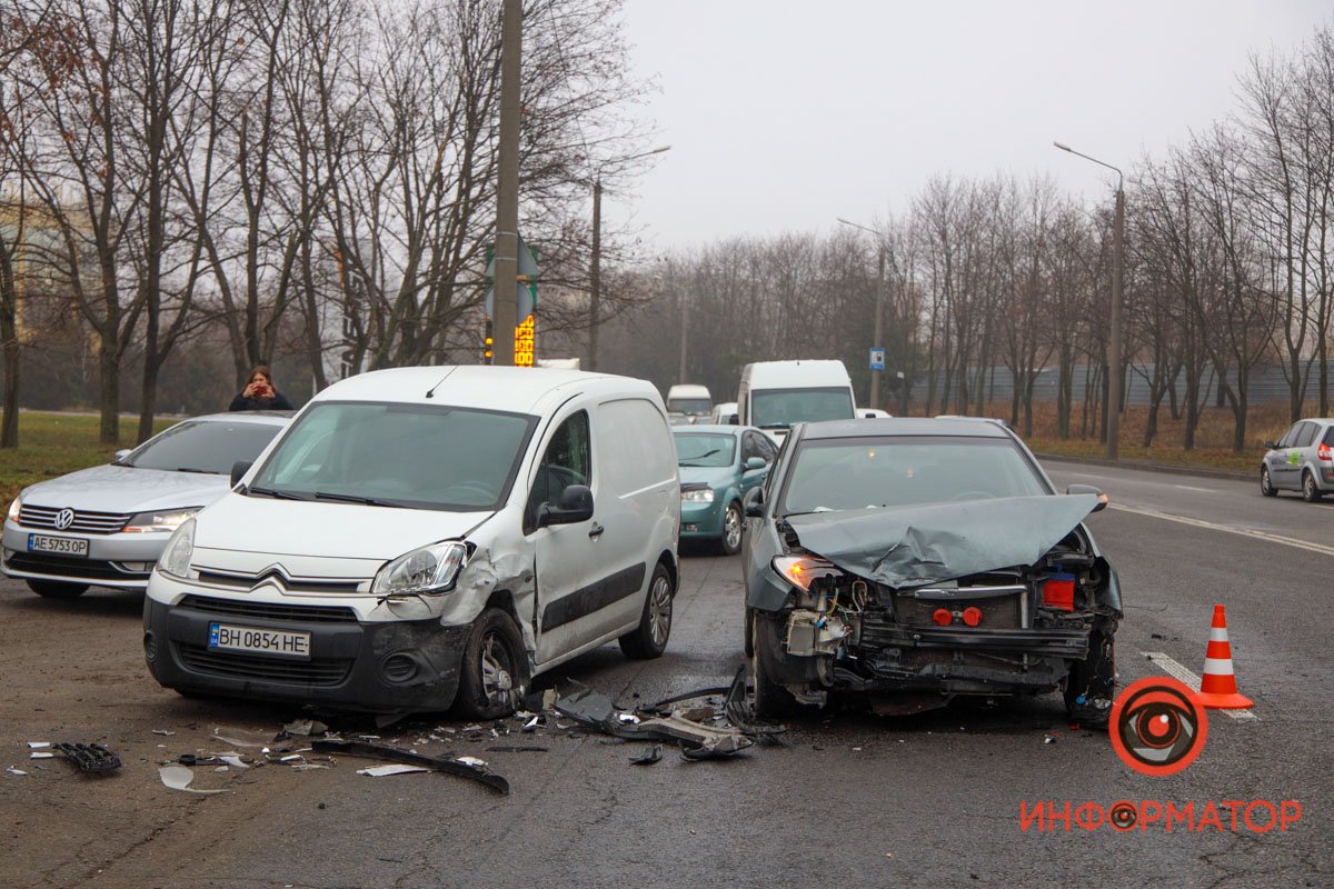 Тройное ДТП в Днепре на Космической: пострадал 15-летний парень 14